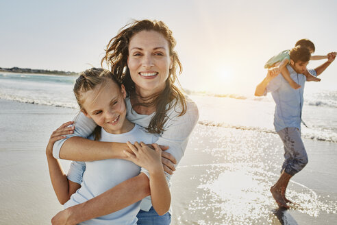 Porträt von Mutter und Tochter am Strand - RORF00553