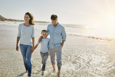 Couple with daughter walking on the beach - RORF00557