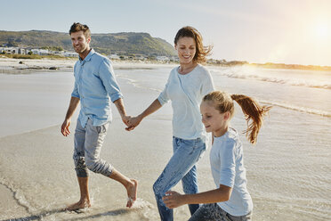 Paar spaziert mit Tochter am Strand - RORF00558