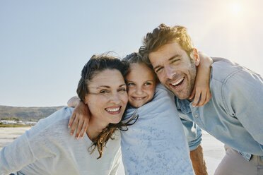 Portrait of happy couple with daughter on the beach - RORF00562