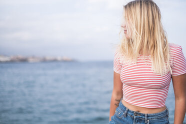Blonde junge Frau vor dem Meer - SIPF01358