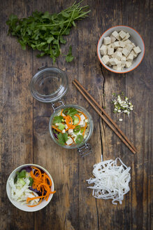 Asiatische Reisnudelsuppe mit Gemüse und Tofu im Glas - LVF05808