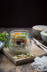 Asiatische Reisnudelsuppe mit Gemüse und Tofu im Glas - LVF05810