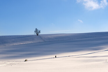 Deutschland, Buchenberg, Menschen in Winterlandschaft - SIEF07282