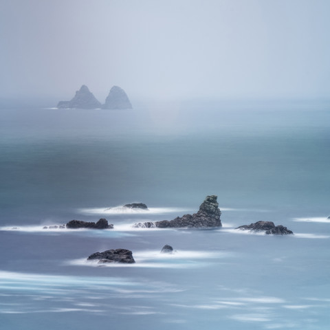 Spanien, Teneriffa, Playa del Benijo, Felsen im Meer, lizenzfreies Stockfoto