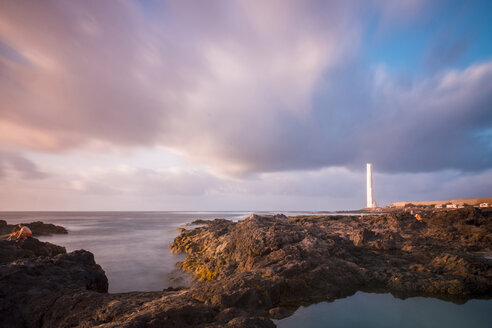 Spanien, Teneriffa, Blick auf Punta del Hidalgo in der Abenddämmerung - SIPF01377