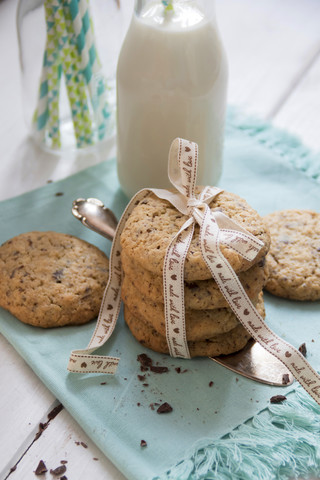 Stapel Flapjacks mit Schokoladenstückchen und Flasche Milch, lizenzfreies Stockfoto