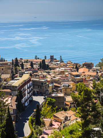 Italien, Sizilien, Castelmola, Blick über Taormina auf die Bucht von Giardini Naxos, lizenzfreies Stockfoto