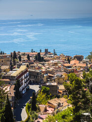 Italy, Sicily, Castelmola, view above Taormina to the bay of Giardini Naxos - AMF05220