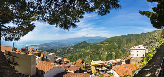 Italien, Sizilien, Castelmola, Blick über die Altstadt auf die Bucht von Giardini Naxos - AMF05224