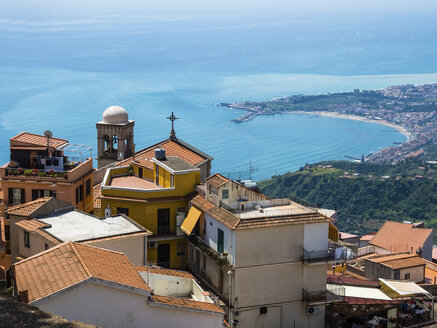 Italien, Sizilien, Castelmola, Blick über die Altstadt auf die Bucht von Giardini Naxos - AMF05225