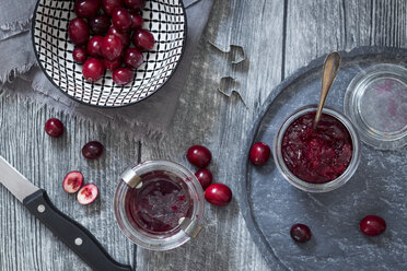 Einmachgläser mit Preiselbeermarmelade und frischen Preiselbeeren - YFF00626