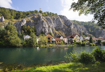 Germany, Bavaria, Essing, Castle Randeck at distributary of Altmuehl River - SIEF07283