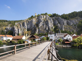 Deutschland, Bayern, Essing, Brücke über einen Nebenarm der Altmühl mit Brucktor und Schloss Randeck - SIEF07284