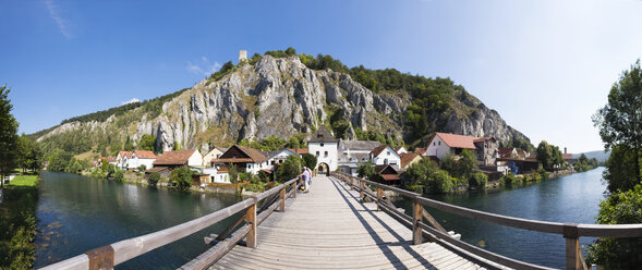 Deutschland, Bayern, Essing, Brücke über einen Nebenarm der Altmühl mit Brucktor und Schloss Randeck - SIEF07285