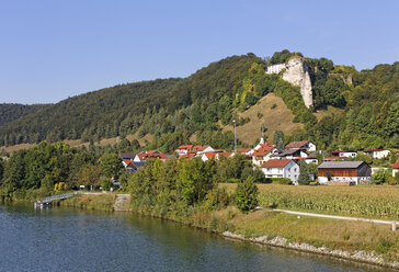 Deutschland, Bayern, Fluegelfelsen und Meihern mit Altmuehl bei Riedenburg - SIEF07287