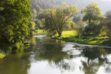 Germany, Bavaria, Altmuehl River in Groegling near Dietfurt - SIEF07289