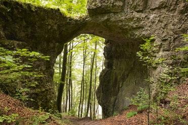 Deutschland, Bayern, Kinding, Felsentor bei Unteremmendorf - SIEF07291