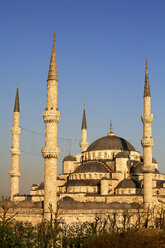 Türkei, Istanbul, Blick auf die Blaue Moschee bei Sonnenuntergang - DSGF01439