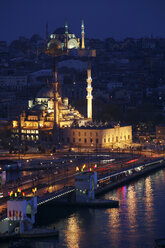 Türkei, Istanbul, Blick auf die beleuchtete Haghia Sophia und die Blaue Moschee vom Galata-Turm bei Nacht - DSGF01444