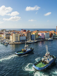 Curacao, Willemstad, Punda, Schlepper und bunte Häuser an der Uferpromenade - AMF05226