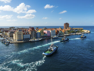 Curacao, Willemstad, Punda, Schlepper und bunte Häuser an der Uferpromenade - AMF05227