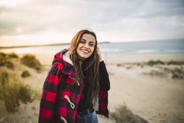 Portrait of relaxed young woman on the beach - RAEF01679