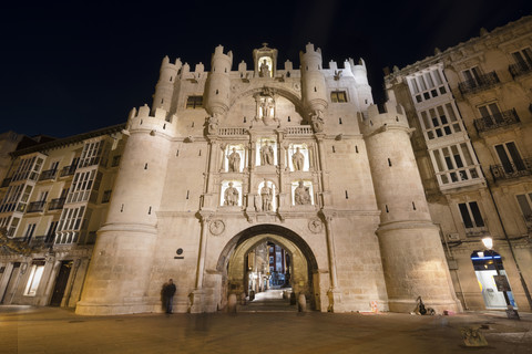 Spanien, Burgos, Arco de Santa Maria bei Nacht, lizenzfreies Stockfoto