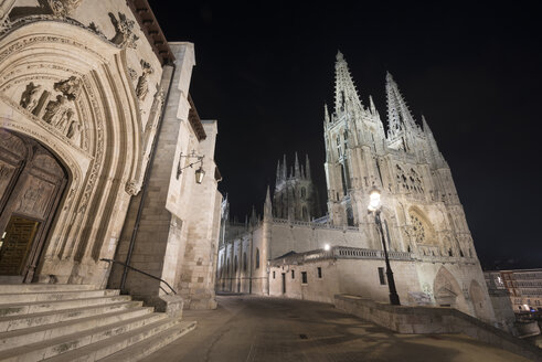 Spain, Burgos, Burgos cathedral at night - DHCF00059