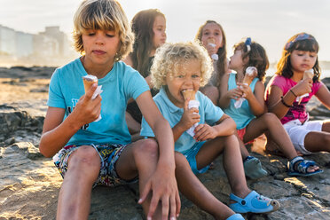 Gruppe von sechs Kindern beim Eisessen am Strand - MGOF02819