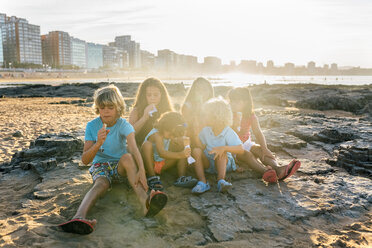Gruppe von sechs Kindern beim Eisessen am Strand - MGOF02821