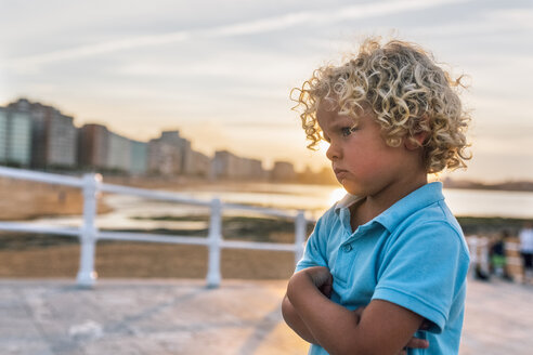 Wütender kleiner Junge am Strand bei Sonnenuntergang - MGOF02826