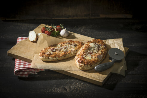Zwei Pizzabrote mit Tomate, Zwiebel, Salami und Käse - MAEF12102