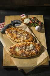 Zwei Pizzabrote mit Tomate, Zwiebel, Salami und Käse - MAEF12103
