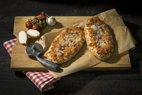 Zwei Pizzabrote mit Tomate, Zwiebel, Salami und Käse - MAEF12104