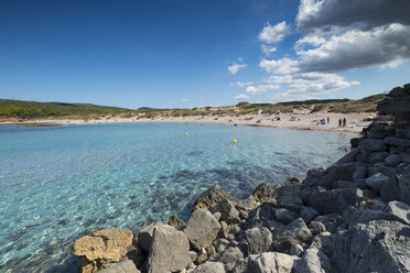 Spanien, Menorca, Strand La Vall im Sommer - RAEF01715