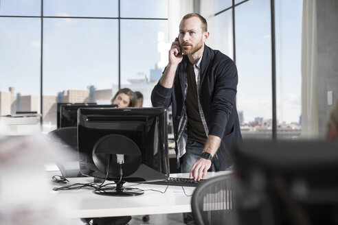 Mann am Telefon im Büro - ZEF12554