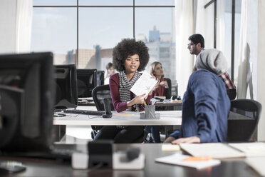 Kolleginnen und Kollegen, die im Büro zusammenarbeiten - ZEF12562