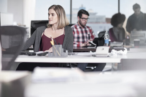 Menschen, die im Büro arbeiten - ZEF12568