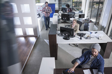 Menschen, die im Büro arbeiten - ZEF12579