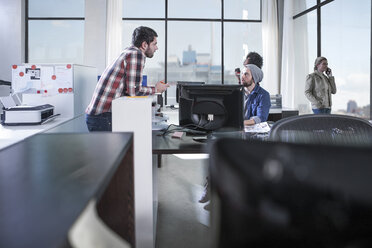 Kollegen reden und arbeiten im Büro - ZEF12582