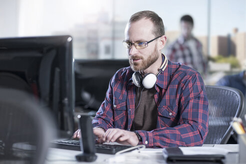 Mann arbeitet am Computer am Schreibtisch im Büro - ZEF12590