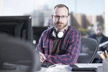 Porträt eines selbstbewussten Mannes am Schreibtisch im Büro - ZEF12591
