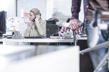 Frau am Telefon im Büro - ZEF12597