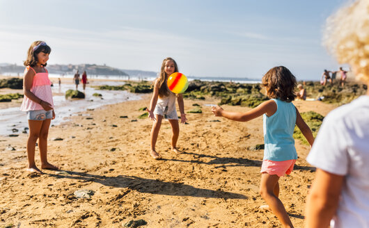 Gruppe von Kindern spielen am Strand mit Ball - MGOF02834