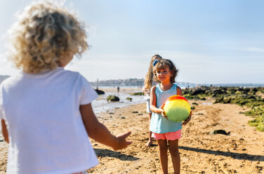 Kinder spielen mit Ball am Strand - MGOF02836
