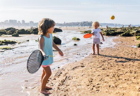 Kleiner Junge und Mädchen spielen am Strand mit Paddeln - MGOF02839