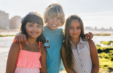 Porträt von drei Kindern am Strand - MGOF02843