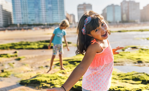 Porträt eines kleinen Mädchens mit Haarband am Strand, lizenzfreies Stockfoto