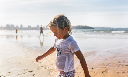 Blond little boy wearing wet chlothing on the beach - MGOF02849